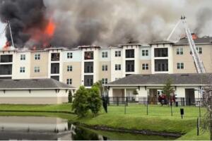 Unos 400 residentes fueron afectados y alrededor de 200 quedaron desplazados por el incendio.