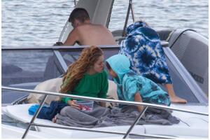 Shakira y sus hijos Sasha y Milán (1).jpg