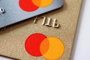 Autoridades inspeccionaron hasta mil tiendas en Florida para detectar dispositivos usados para robar datos financieros.