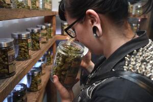 Una mujer compra hierba en un dispensario de Portland, Oregon, donde limitadas dosis de marihuana para uso recreacional es legal desde 2015.