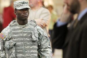 La medida generó apoyo y críticas por su impacto en la gestión migratoria y el papel del Ejército.