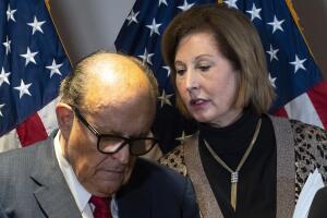 Los abogados Rudolph Giuliani y Sidney Powell han sido identificados como dos de los co-conspiradores nombrados en la acusación contra Trump.