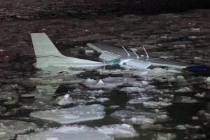 Avioneta Cessna cae en el río Hudson en Nueva York dejando dos heridos leves.