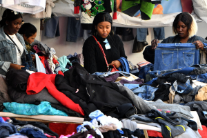 ¿La ropa de segunda mano (paca o de tianguis) dejó de ser accesible para ser un lujo de las clases altas? Internet debate al respecto.