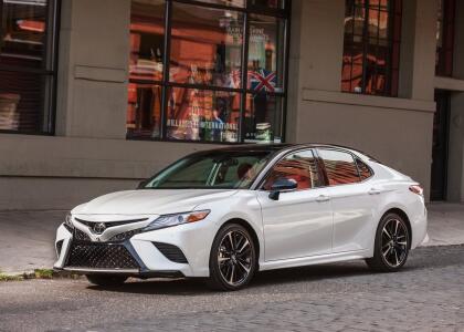 El Toyota Camry fue rediseñado en 2018 como parte del lanzamiento de su octava generación. En 2019, la única novedad que recibe es la compatibilidad con Apple CarPlay y Amazon Alexa. El sedán mediano no es ningún extraño en este Top 10, no obstante, Toyota debe prestar atención al hecho que hasta el momento sus ventas no superan los niveles del año pasado. ¿Podrá el rey de los sedanes recuperarse en lo que queda de 2019?
<br>