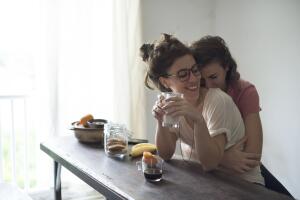 pareja-lesbianas-abrazo.jpg