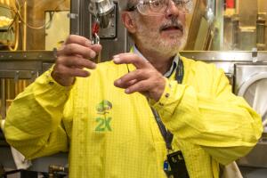 Robert Webster, subdirector de armas del laboratorio, delante de una guantera durante una visita de los medios de comunicación a la PF-4 en 2023.