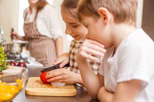 ninos-cocinando-concentrados.jpg