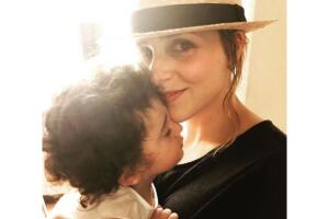 Karla-Cossio-con-hijo
