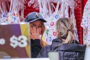 Shakira presuntamente limpia las lágrimas de sus ojos.