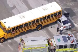 Auto choca y queda debajo de autobús escolar en el suroeste de Miami