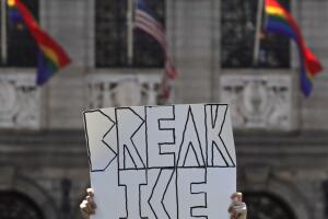 Protesta por venta de camas