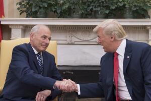 El presidente Donald Trump estrecha la mano de su nuevo jefe de gabinete John Kelly, el 31 de julio del 2017 en la Casa Blanca.