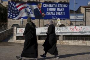 Un cartel con una fotografía del presidente electo de EEUU, Donald Trump, dice "¡Felicitaciones! ¡Trump, haz grande a Israel!", se proyecta en Jerusalén.