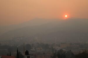 Incendio amenaza zona poblada en el sureste de México