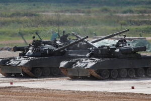 Tanques rusos T-80 son mostrados en un foro internacional sobre armamento organizado en las afueras de Moscú.