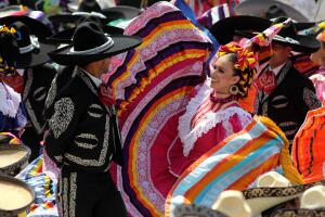 TOPSHOT-MEXICO-GUINNESS-MARIACHI-DANCE
