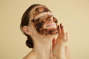 mujer-usa-exfoliante-casero-de-cafe.jpg
