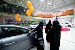 Arabia Saudita abre su primera agencia de autos para mujeres