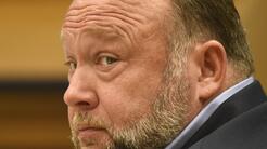 Alex Jones se declara en bancarrota tras perder su juicio por difamación a las víctimas de Sandy Hook