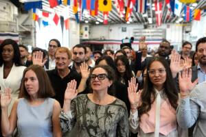 Semana Naval Miami 60 inmigrantes USS Bataan ciudadanos EEUU