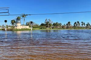 Zonas aún inundadas por el huracán Ian en la carretera principal que une Fort Myers y Naples.