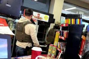 Agentes de ICE realizaron una detención dentro de una tienda de una gasolinera en San Antonio el viernes 17 de julio de 2026, según testimonios obtenidos por Univision.