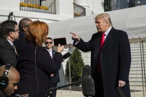 El presidente Donald Trump a su llegada a la Casa Blanca el domingo.