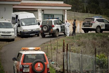 Un dispositivo de aproximadamente 100 personas comenzÃ³ la bÃºsqueda de la esposa y el hijo desaparecidos. Durante el operativo, en el que participaron dos helicÃ³pteros, encontraron un reloj, lo que les hizo sospechar que pudieran estar cerca. Poco despuÃ©s descubrieron los dos cuerpos en una cueva. Agentes que conocen detalles del incidente explicaron al diario ABC que 
<b>lo que hallaron en el interior de la cueva fue "una carnicerÃ­a".</b>