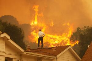 Los hispanos dicen prestar mucha atención a incendios, tormentas y otros fenómenos naturales que afectan a la comunidad.