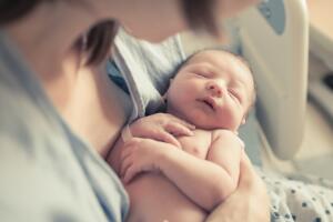 bebe-y-madre-en-hospital.jpg
