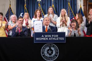 atletas transgénero equipos universitarios SB 15 compitan ley Greg Abbott Austin Texas