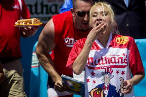 El 4 de julio se celebró en Coney Island con un nuevo récord mundial 