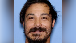 Travis Decker, el padre fugitivo acusado de matar a sus tres hijas, podría haber muerto mientras huía de la policía, según las autoridades