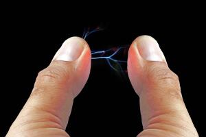 Por qué damos toques o descargas eléctricas cuando tocamos a otra persona