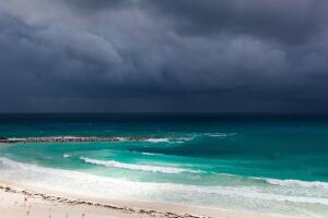 huracán en la playa