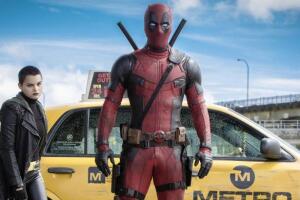 Deadpool bajando del taxi