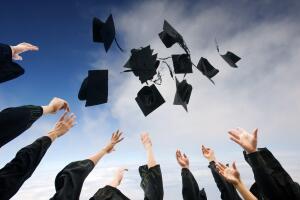 aventar los birretes de graduación