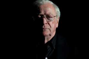michael-caine-se-suma-a-the-secret-service.jpg