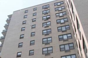 Niño de 4 años pierde la vida al caer desde un décimo piso en Connecticut.