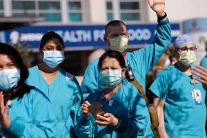 California aumenta salario mínimo para trabajadores de salud: lo que debes saber