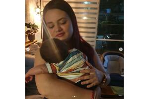 Andrea Lagunes y su bebé Mariano.jpg