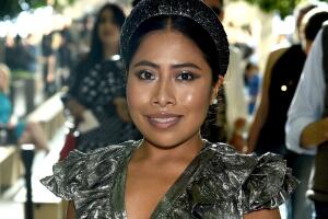 Yalitza Aparicio se va a Dubái y deslumbra con ‘total look’ Gucci y un bolso de 1900 dólares