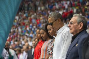 Obama disfruta del juego de béisbol en La Habana