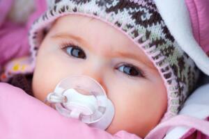 bebe-chupeta-frio-5109004.jpg