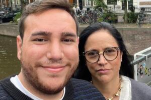 Alejandro Estrada junto a su madre Olga Cardona