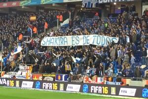 Fans de Espanyol con pancartas vs. Shakira