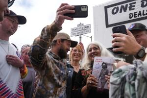 Trixie Garcia, segunda desde la derecha, se toma fotos con fanáticos de Grateful Dead tras la inauguración de la calle Jerry Garcia en San Francisco, el viernes 1 de agosto de 2025.