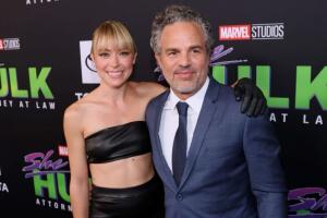 Tatiana Maslany y Mark Ruffalo en la premire de 'She-Hulk: Attorney at Law'