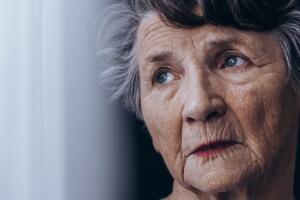 Señora mirando hacia el vacío